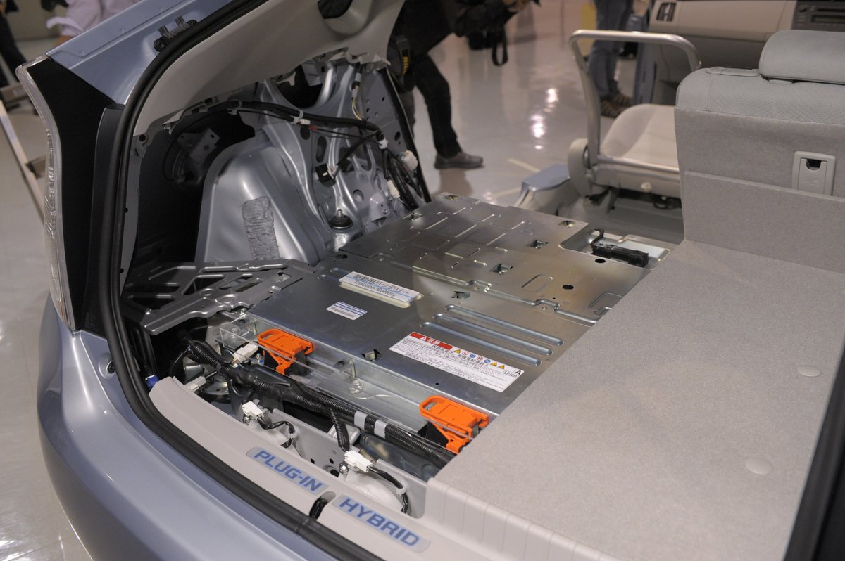 TechCrunch's tweet photo. Toyota's new solid-state battery could make its way to cars by 2020 https://t.co/BbFijtUiSb by @etherington https://t.co/Ev9CF63MyB