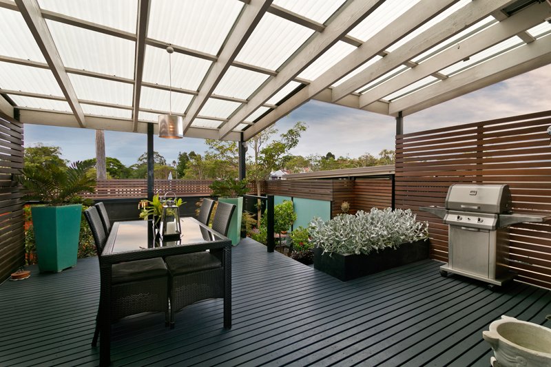EricaDiazTeam's tweet photo. This covered patio is like an extension to the home. What a great outdoor space to enjoy a meal with the family! https://t.co/XnaCCcymL2