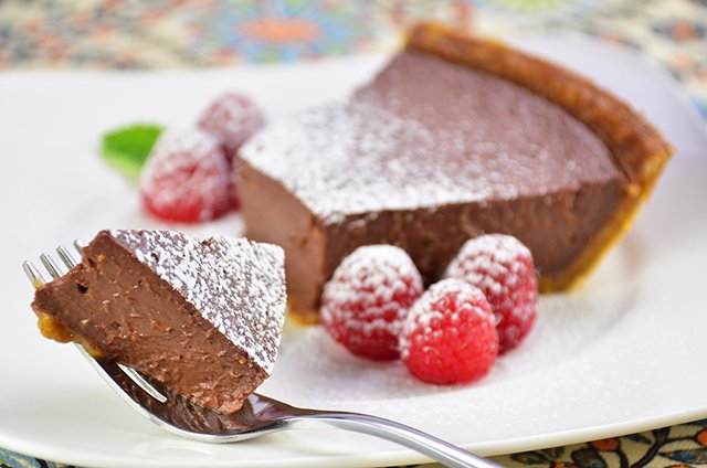 Craving something sweet but don't want to turn on the oven? Make this lovely pie using our skillet! #summer Recipe: ow.ly/GpmU30dCiYN