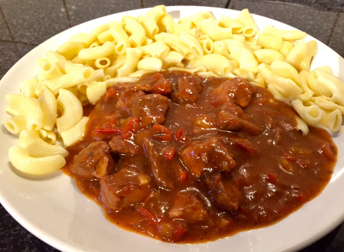 BavariaCook's tweet photo. ...vielleicht nicht gerade passend zum #sommer2017 , aber das #Wetter hats heute hergegeben. #rotweingulasch mit frischen #Tomaten #onions https://t.co/wpV74DTw6x