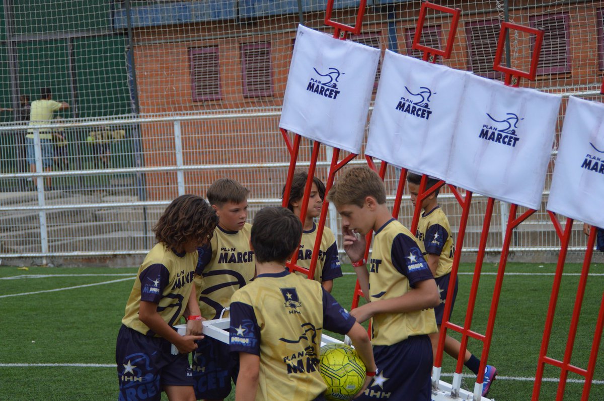 marcetfootball's tweet photo. El Turno 2 de #GradoMaster sigue a pleno rendimiento. Chuts con barrera, cabezazos, pases...
#Verano17Marcet https://t.co/QDZ7R8ChSs