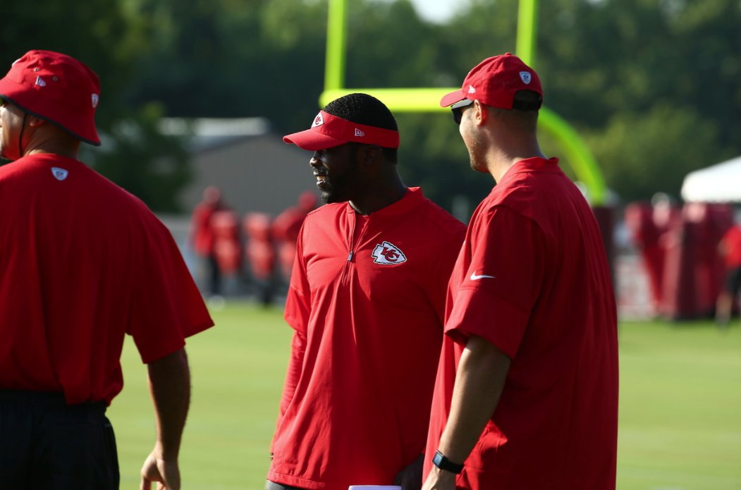 There's a familiar face helping #Chiefs QBs at camp this year.

Michael Vick is one of Andy Reid's coaching interns.

More on this later.