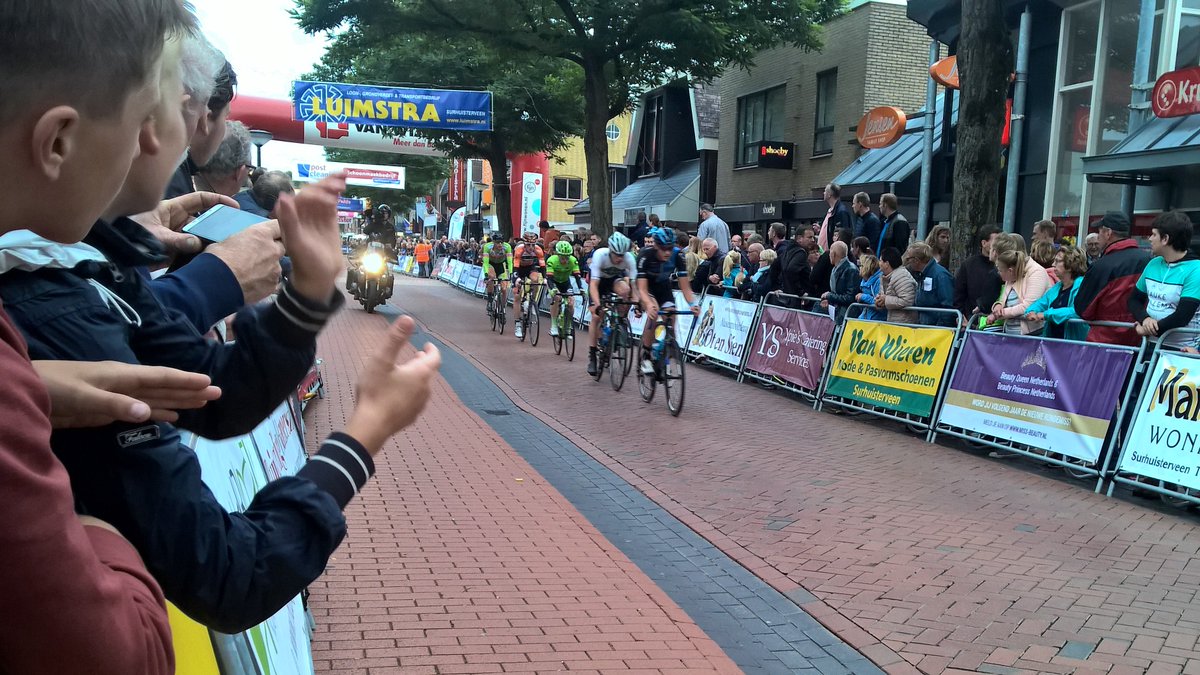 Veel publiek bij de profronde van Surhuisterveen. Veel uitlooppogingen zorgen voor vermaak. Prima organisatie door <a href="/Wielercomite/">Wielercomité</a>