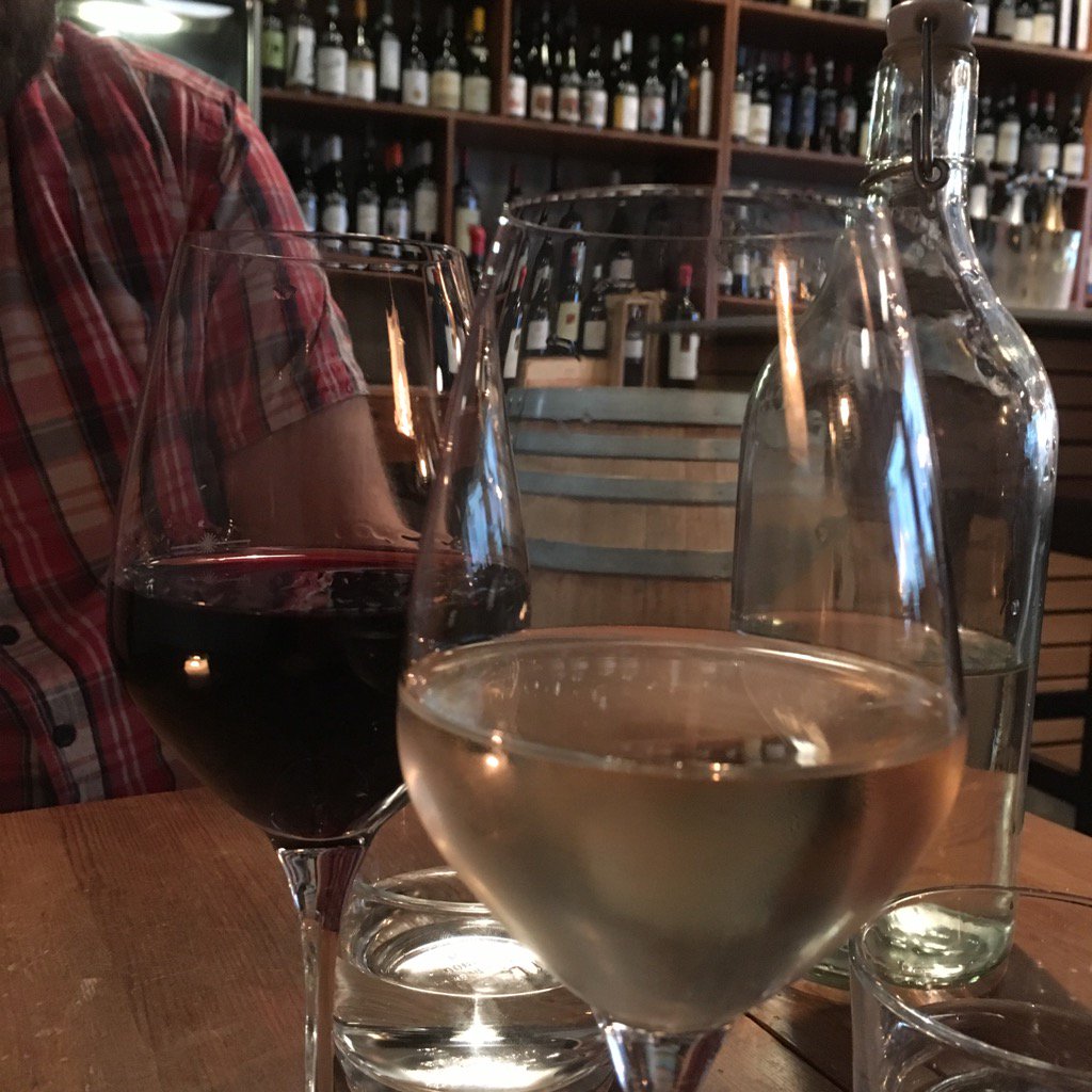 Lmik1708's tweet photo. Hyggelig vinbar i Malmø 🇸🇪 med vin fra bl.a. 🇩🇪🇭🇷 🇭🇺 #lenoteca #malmo #tirsdagsvin #vinpåglas https://t.co/sSAkPlsu4V