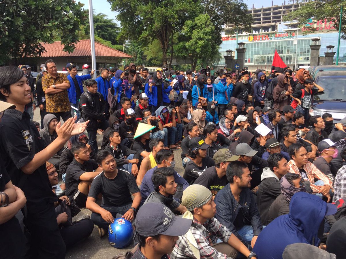 SaveMtSlamet's tweet photo. kenapa ramaku @ir_achmadhusein kabur saat kami datangi. janji memfasilitasi pertemuan dengan pak gubernur gimana?
sling lempar slh alamat ? https://t.co/XucXXCMPEf