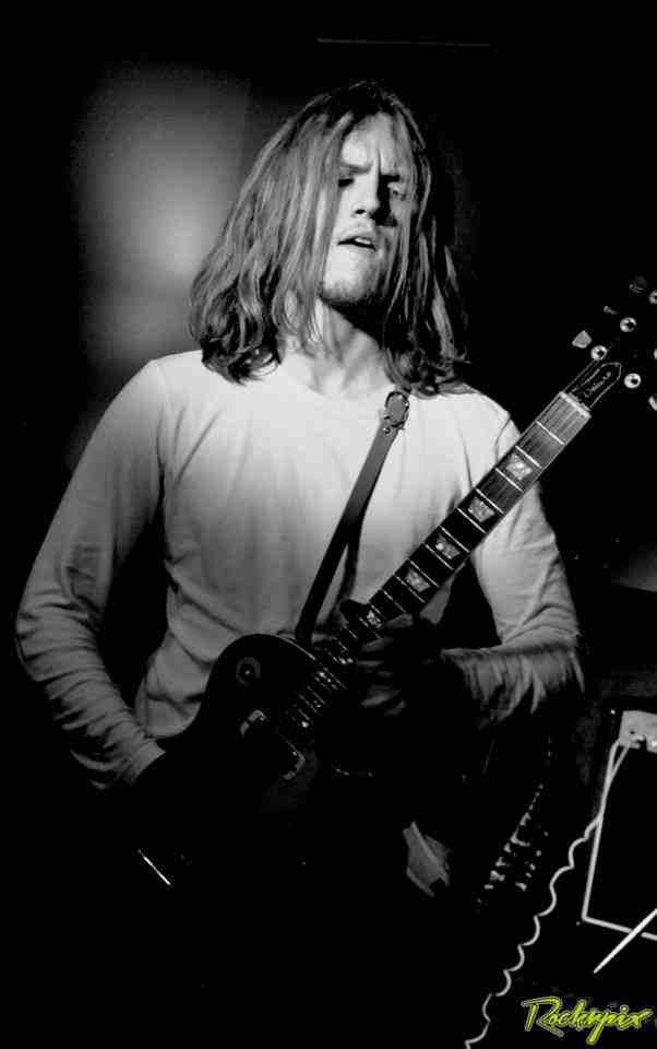 LadyCarolinaMae's tweet photo. The laddo got a 2:1 in his BA (Hons) Guitar! ...now be a rock star pls so I can have an easy life #rockgod #musoslife #guitarist #bimmlondon https://t.co/RvItHZ8gWs