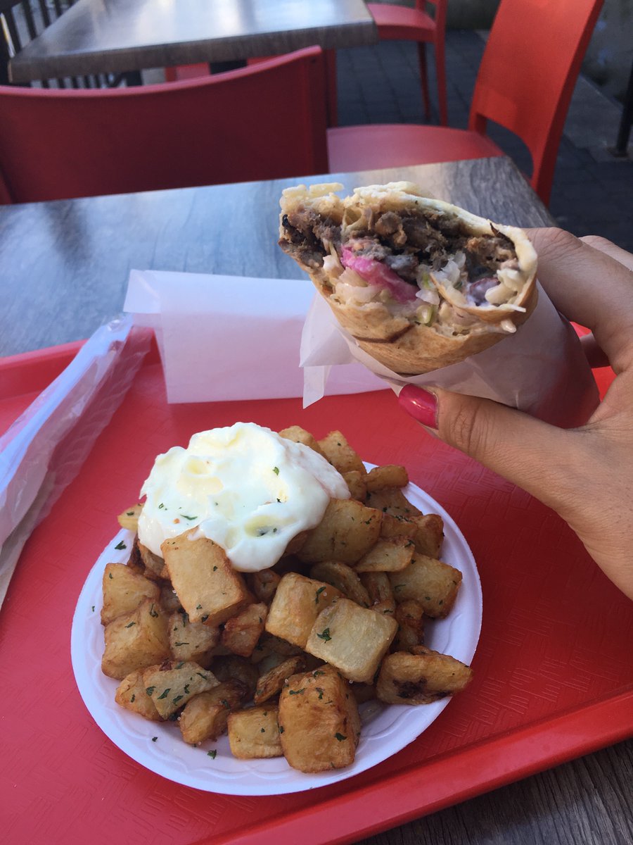 emanifique's tweet photo. I'm home!! #montreal #boustan #jfl #homecoming https://t.co/5Emt07b2gW