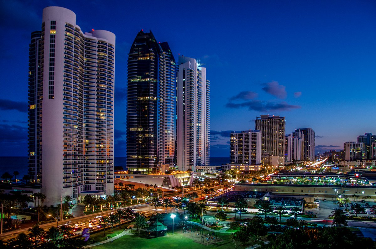 SIBMiami's tweet photo. Hot Summer Nights! Plan your perfect getaway in Sunny Isles Beach Miami! https://t.co/AQ6sbMIu7p #VisitSIB https://t.co/HiCH0cvwkj