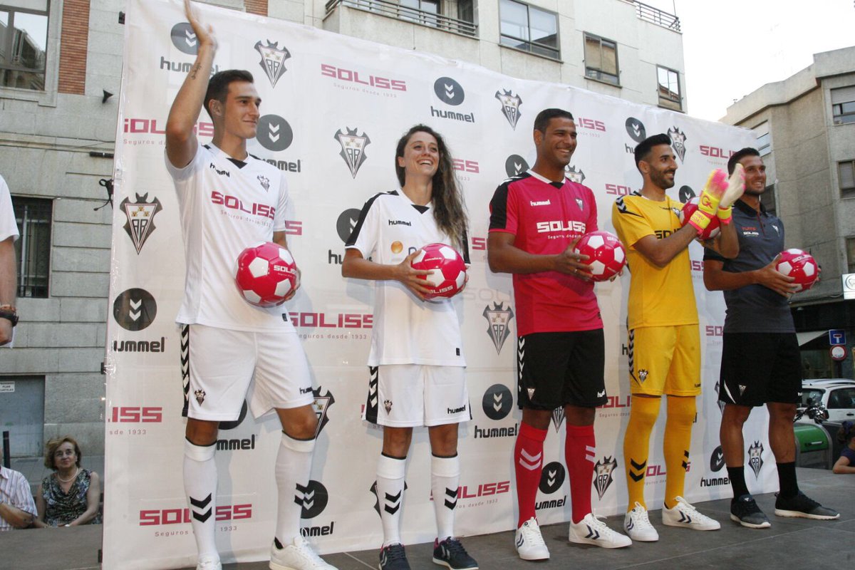 hummelspain's tweet photo. Tras la presentación, consigue las nuevas equipaciones 👕 del @AlbaceteBPSAD. ¡Haz RT y sigue a @hummelspain para participar en el sorteo! ⚽️ https://t.co/UEzOfvAzUO