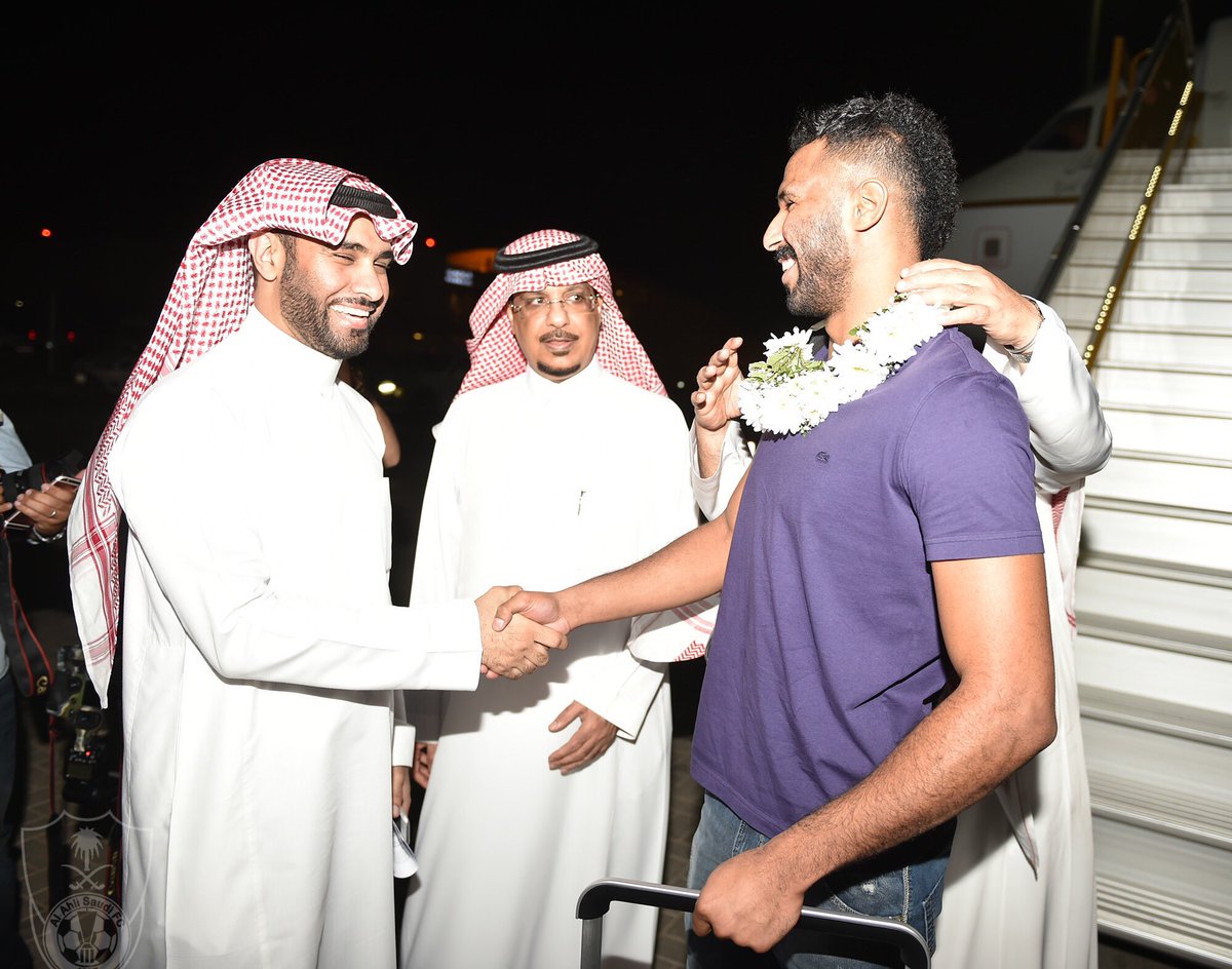 ALAHLI_FC's tweet photo. صور من وصول اللاعب #محمد_العويس لصالة الطيران الخاص بمطار الملك عبدالعزيز الدولي بجدة.
#الاهلي
#الملكي https://t.co/9sr8cyLsWN