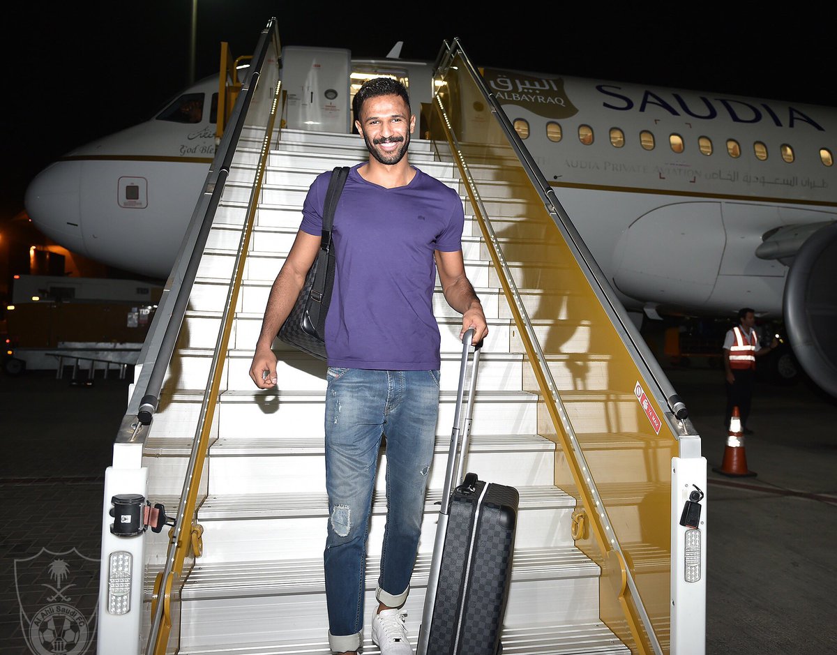 ALAHLI_FC's tweet photo. صور من وصول اللاعب #محمد_العويس لصالة الطيران الخاص بمطار الملك عبدالعزيز الدولي بجدة.
#الاهلي
#الملكي https://t.co/9sr8cyLsWN