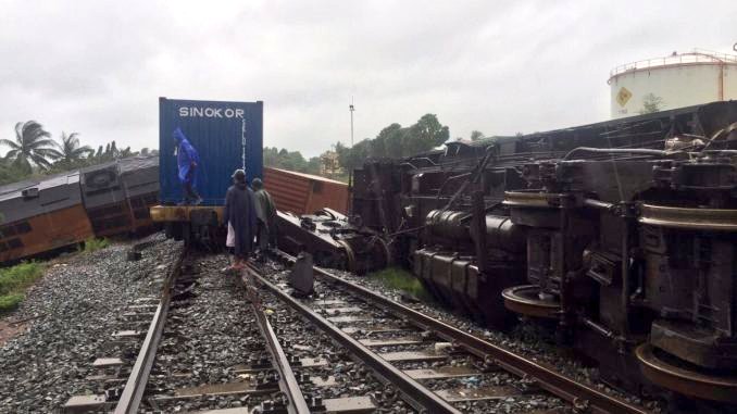 Mackevili's tweet photo. 2 Trains Crash Into Each Other In #Sihanoukville:

https://t.co/5VbJ8GKRbJ

#Cambodia #News #Expats #Train #Trains #TrainCrash #Khmer https://t.co/tOKDXT2BxU
