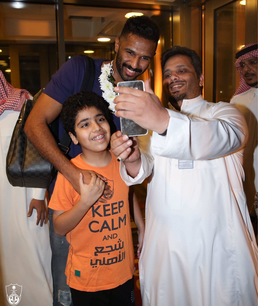 ALAHLI_FC's tweet photo. صور من استقبال الجماهير للاعب #محمد_العويس .
#الاهلي
#الملكي https://t.co/SWtfdp5ulf