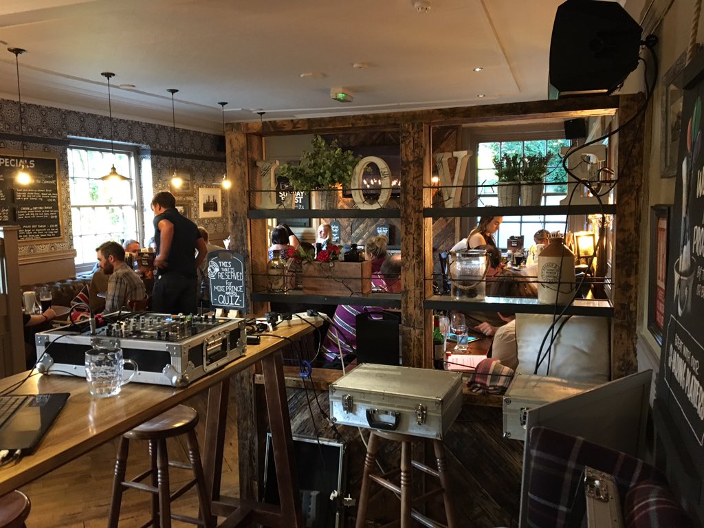 mikeprincedj's tweet photo. It's only 8.15 and look how busy it is. Hurry down to the #speedquiz at the White Horse Swinton. £300 prize for play your cards right!💰 https://t.co/YoTmbrLoMq