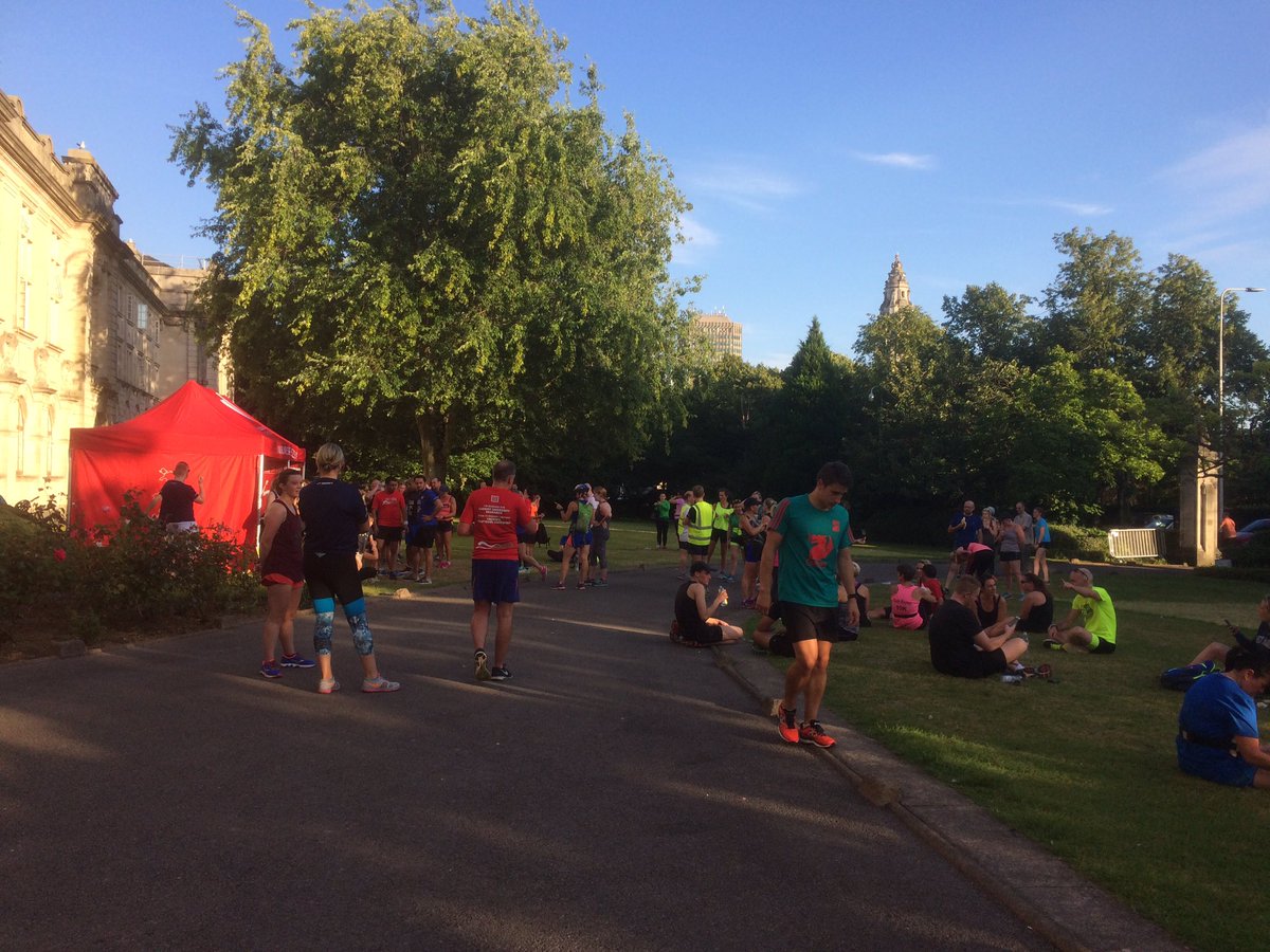 JussyDevon's tweet photo. @UKRunChat 8 mile training run for #Cardiffhalf with #irunwales #maindyharriers Lovely evening round roath park&amp;rec https://t.co/kCvFWuByhH