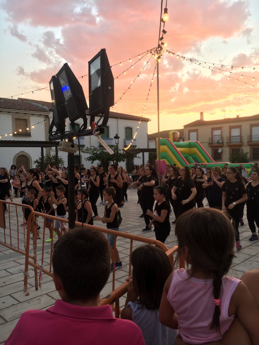 ErikDom83's tweet photo. Batuka con la asociación #masbaile de #guarroman seguimos!!!! @juan_muelas @AlbertoRubioM https://t.co/JQ0ZqKK9N4