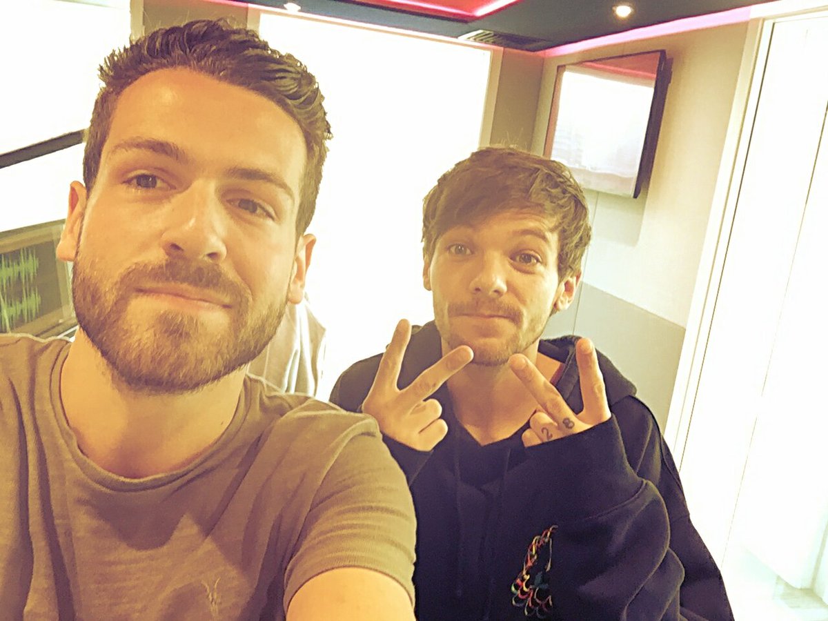 JoshLScarlett's tweet photo. .@Louis_Tomlinson met me today. https://t.co/A0ANTDx2nP