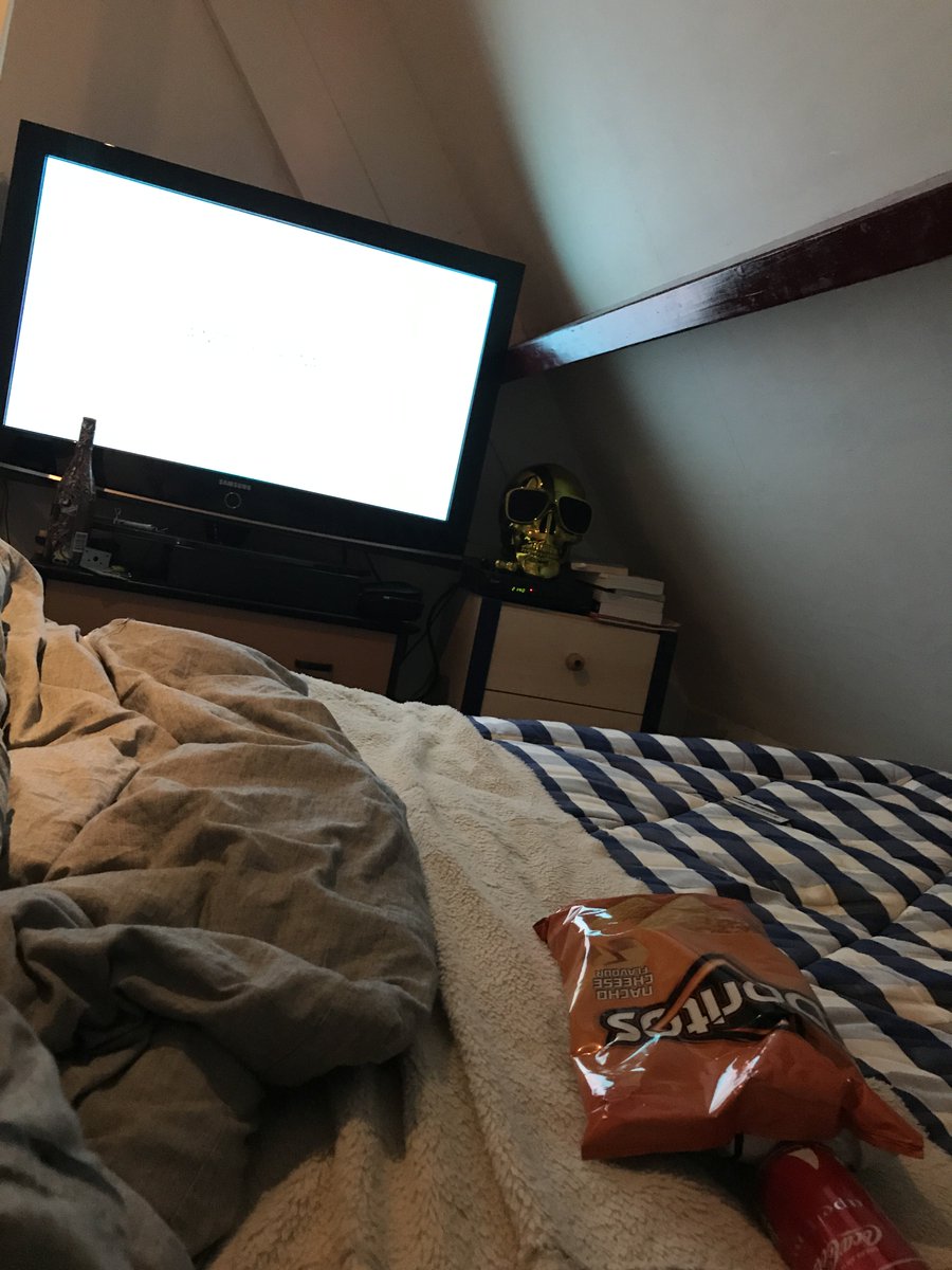 simonBeemster's tweet photo. Me and my soulmate op mijn nieuwe tyfus grote bed ππΌ #chipsssss #nachos #Netfix https://t.co/fsEIIjuiYY