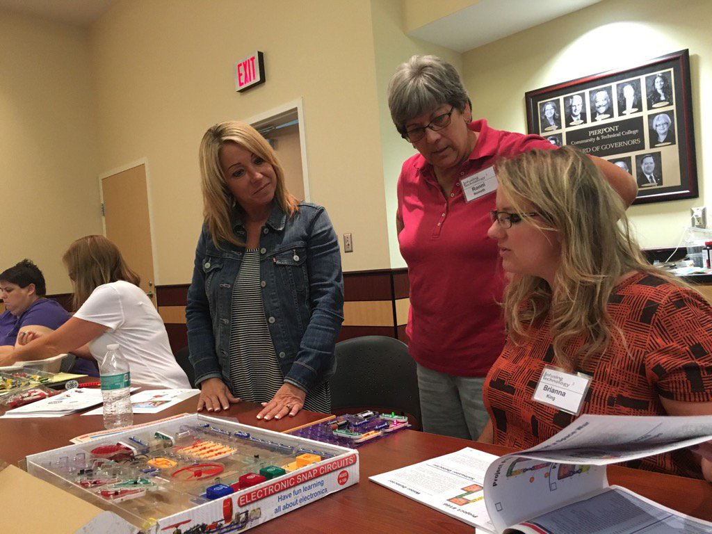 wvcpdwvcpd's tweet photo. #itechwv @SnapCircuits , @LEGOIdeas @3Doodler and more at the STEM Toolbox session https://t.co/UBUYtufO4f