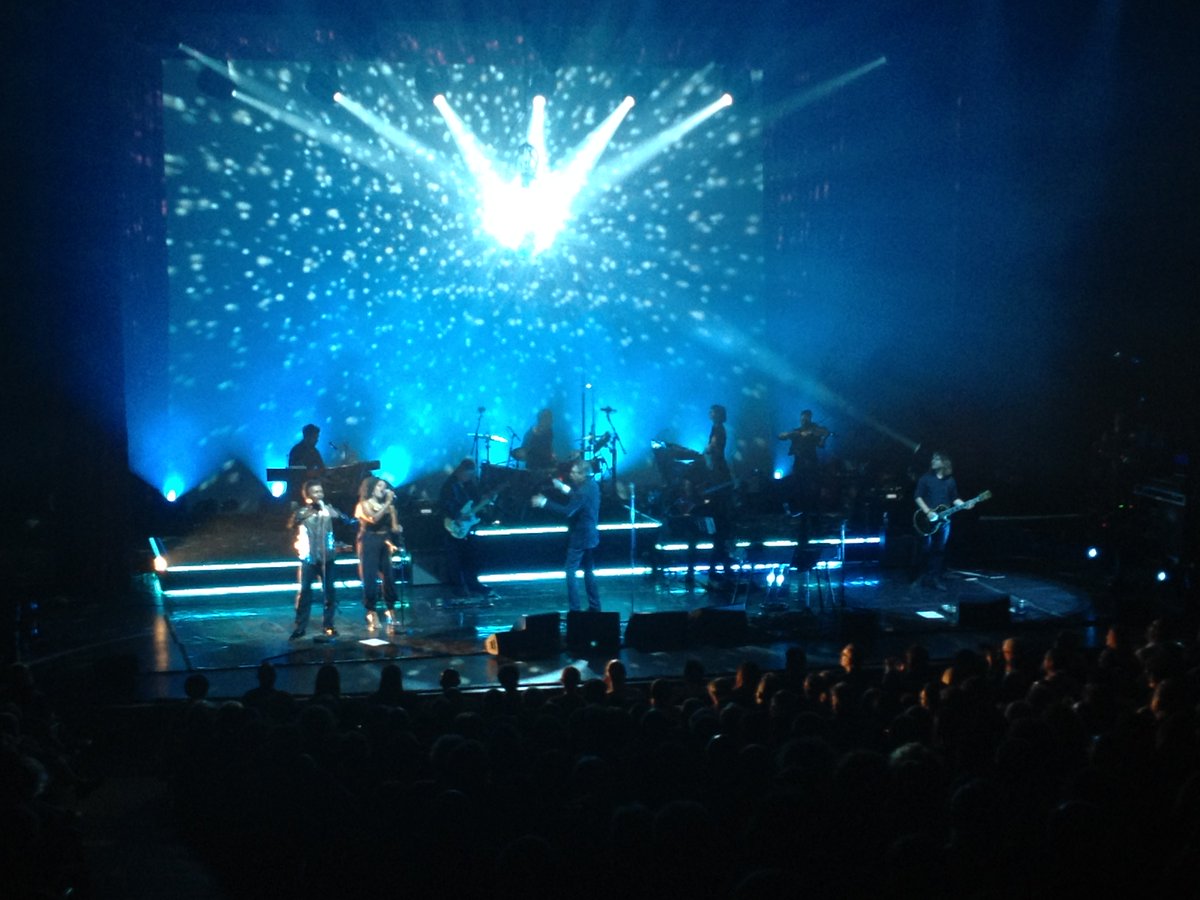 alberdi's tweet image. 3. aldiz Bryan Ferry ikusten. Zenbat gustatzen zaidan... Aurreneko aldiz, Roxy Music + King Crimson 1982an Anoetan, traje txuriarekin...