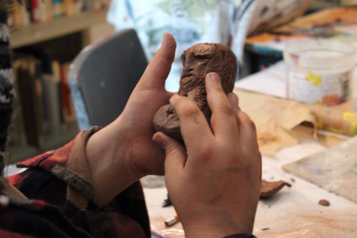 ArtSudbury's tweet photo. Heather Topp dans la galerie pour enseigner à nos campeurs d'été comment devenir sculpteurs d'argile principale #CampsD'été #ArtsLocale https://t.co/45gUtXziCu