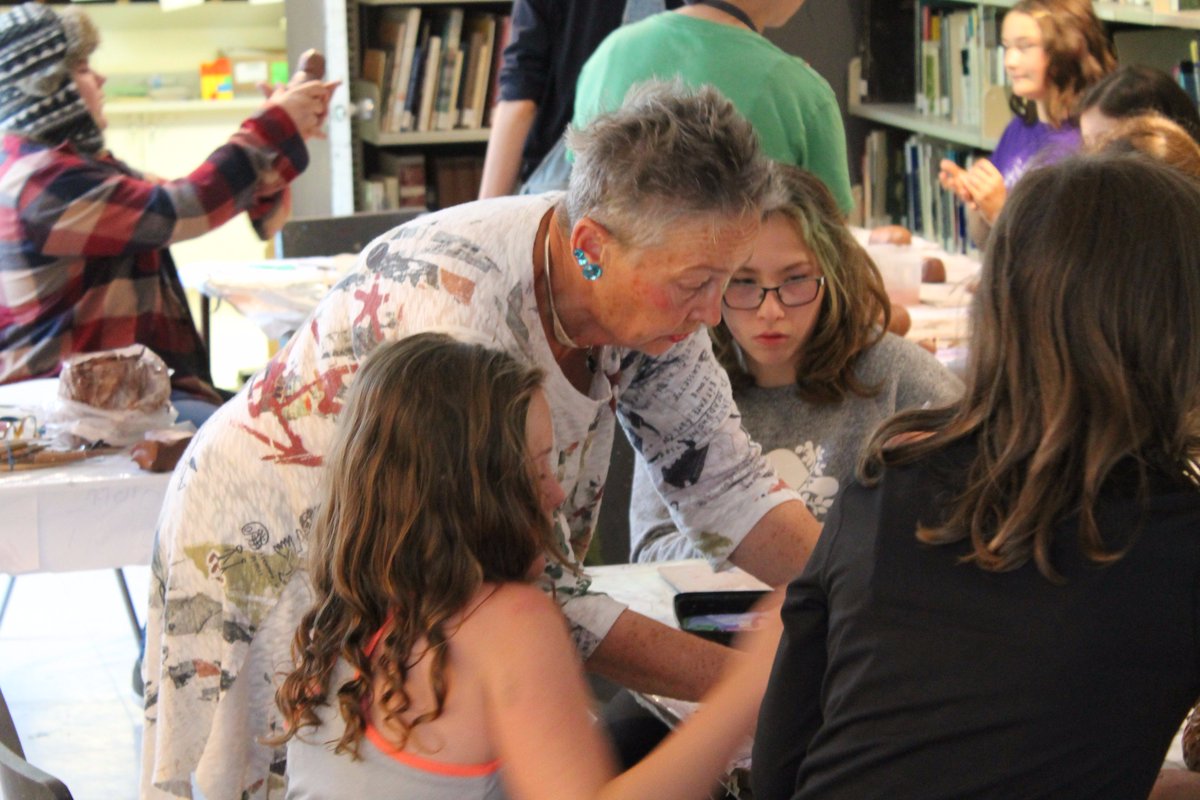 ArtSudbury's tweet photo. Heather Topp dans la galerie pour enseigner à nos campeurs d'été comment devenir sculpteurs d'argile principale #CampsD'été #ArtsLocale https://t.co/45gUtXziCu