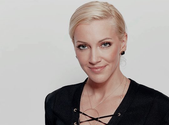 RT FOR - Emily Bett
LIKE FOR - Katie Cassidy