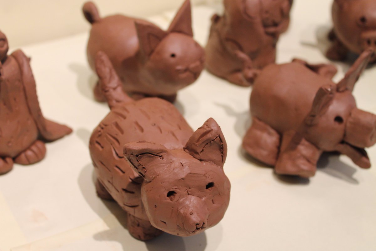 ArtSudbury's tweet photo. Heather Topp dans la galerie pour enseigner à nos campeurs d'été comment devenir sculpteurs d'argile principale #CampsD'été #ArtsLocale https://t.co/45gUtXziCu