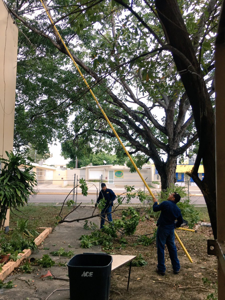Equipo del <a href="/DDECPR/">DDEC Puerto Rico</a> y <a href="/jovenpuertorico/">Juventud de Accion</a> continúan con los trabajos en la escuela Andres Grillasca #Ponce ¡Gracias! <a href="/ChapuR2/">Chapur</a> x la colaboración