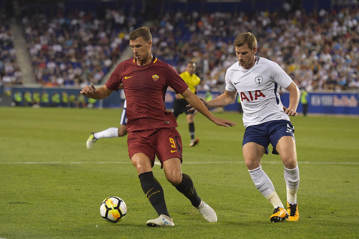 OfficialASRoma's tweet photo. Fine primo tempo! Siamo in vantaggio grazie alla rete di @D_10Perotti dal dischetto 👏

#SpursRoma 0⃣-1⃣ https://t.co/SRCjey1xZr