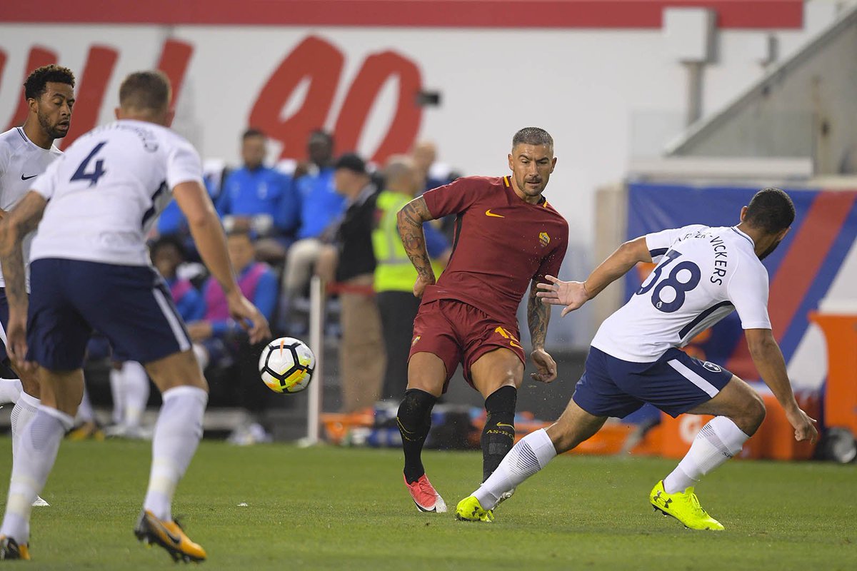 OfficialASRoma's tweet photo. Fine primo tempo! Siamo in vantaggio grazie alla rete di @D_10Perotti dal dischetto 👏

#SpursRoma 0⃣-1⃣ https://t.co/SRCjey1xZr