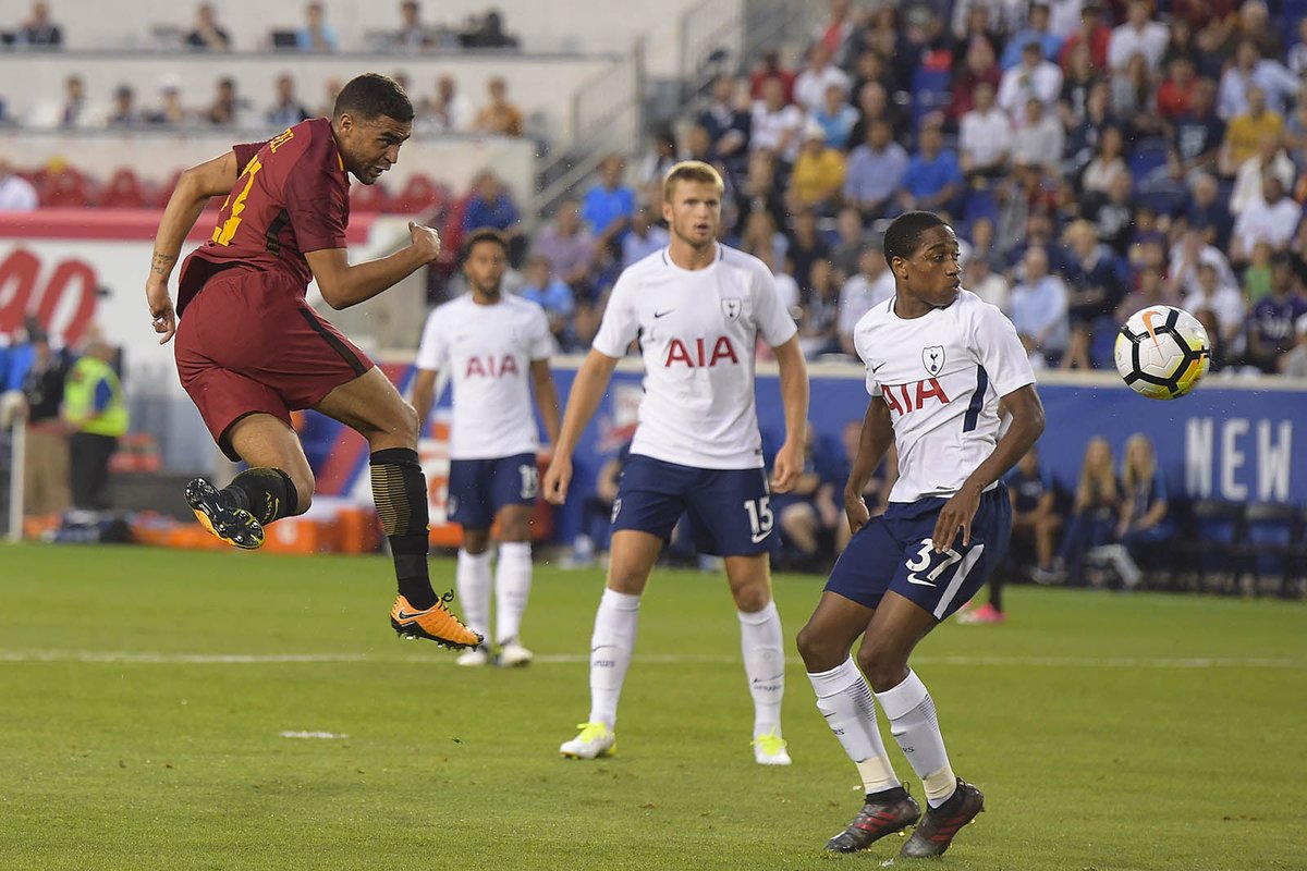 OfficialASRoma's tweet photo. Fine primo tempo! Siamo in vantaggio grazie alla rete di @D_10Perotti dal dischetto 👏

#SpursRoma 0⃣-1⃣ https://t.co/SRCjey1xZr