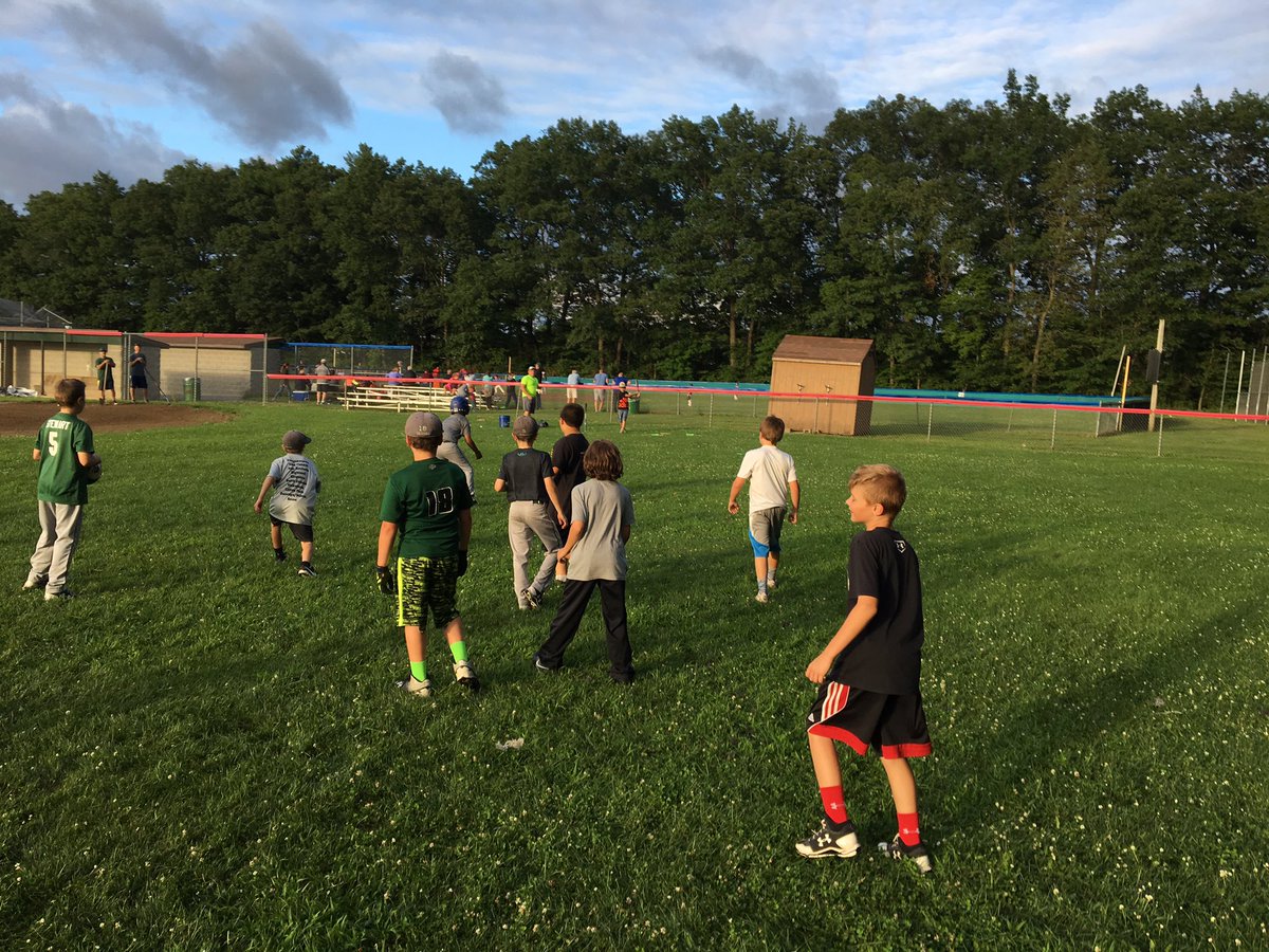 CPGreenMachine's tweet photo. 9u CP Green Machine's last prep before the Queensbury Bantam Bash Championship #letsgetthis #Plainsmen #CPBLFamily #Fun1st #Win4Martha's 💪👍 https://t.co/BhU178yBWh