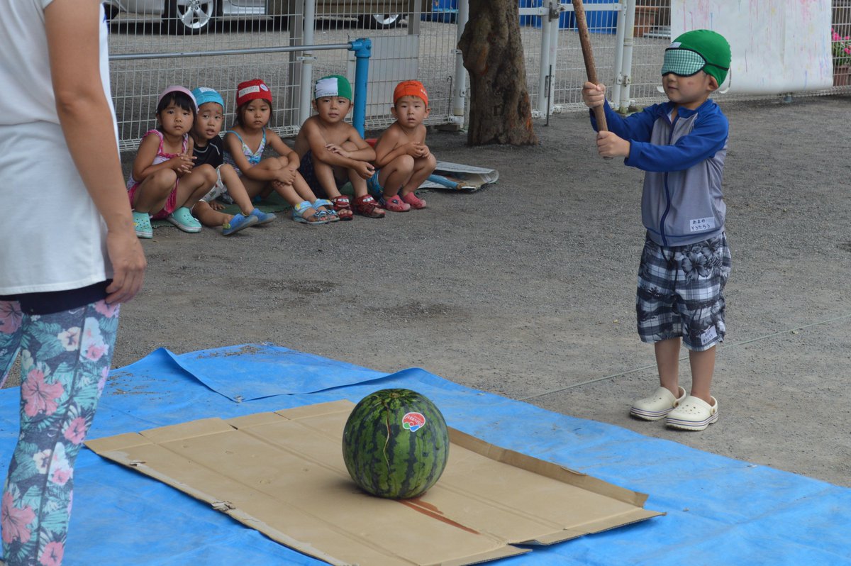 宝樹院幼稚園 Ar Twitter 夏季保育2日目 絵の具入りのシャボン玉 かすかに色がついてきれいだなぁ みんなでスイカ 割り O 丿もちろんおやつはスイカです おいしかったね