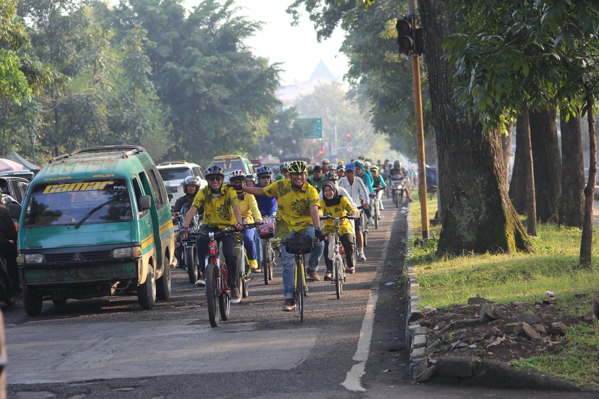 Mengayuh seirama... Ceria bersama dalam barisan menuju tempat beraktivitas
#Bike2Work
#IndonesiaBersepeda
#MenujuTransportasiHumanis