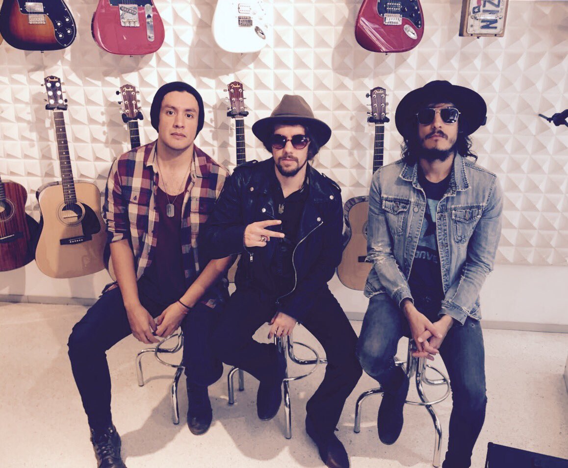 felipeelhombre's tweet photo. Tarde de entrevistas en @Therocklab 
Nos vemos el 19 de agosto en el @FestVientoNegro 🤘🏼

#Felipeelhombre #hijosdelsol https://t.co/zFZVR2feyP