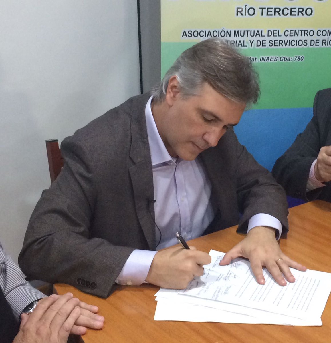 LauraLabat's tweet photo. #Río3 En el #CeCISA junto a empresarios y gremios firmamos un acta compromiso para la #DefensadeFabricacionesMilitares https://t.co/gpe1Oya7B3