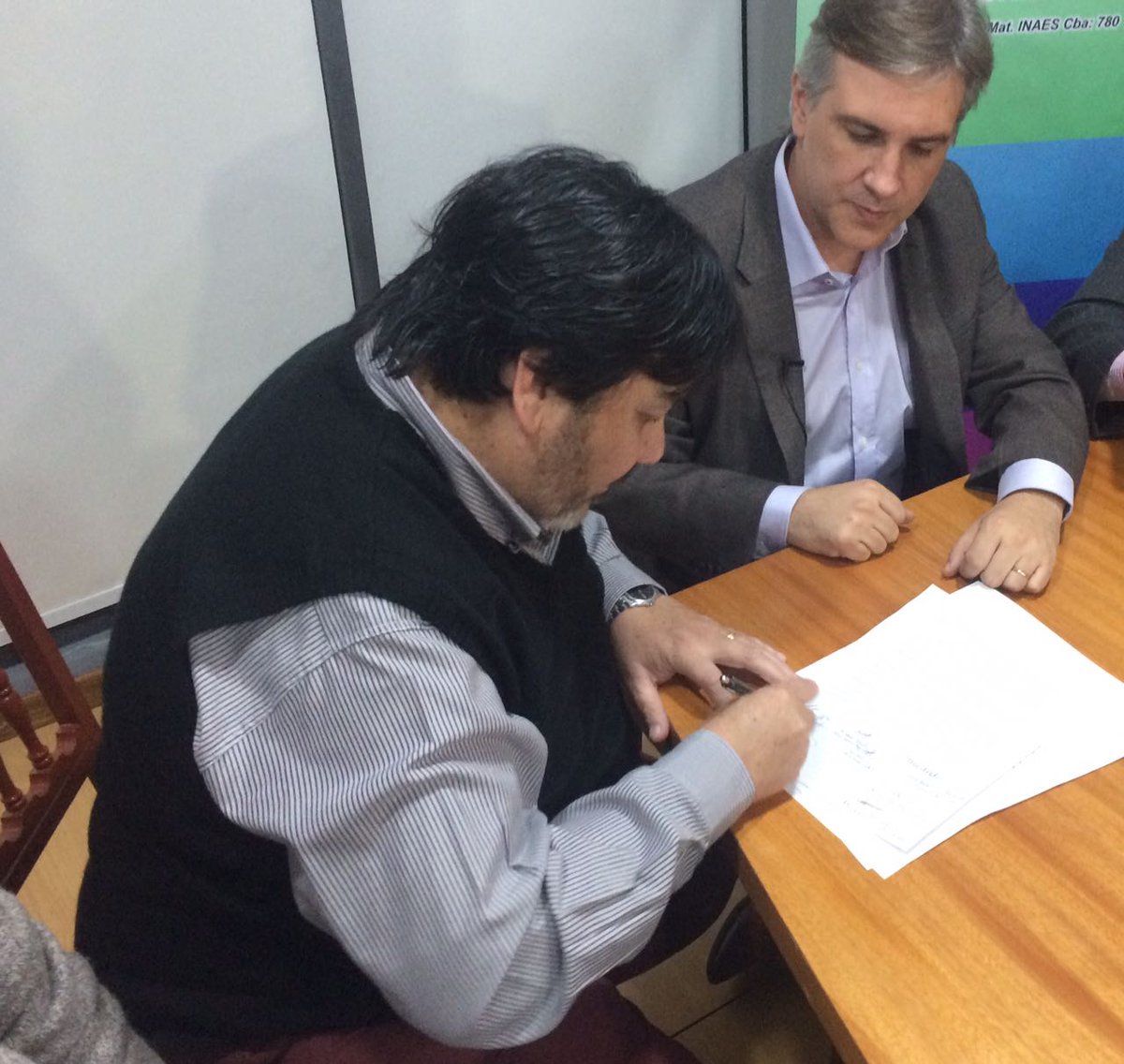LauraLabat's tweet photo. #Río3 En el #CeCISA junto a empresarios y gremios firmamos un acta compromiso para la #DefensadeFabricacionesMilitares https://t.co/gpe1Oya7B3