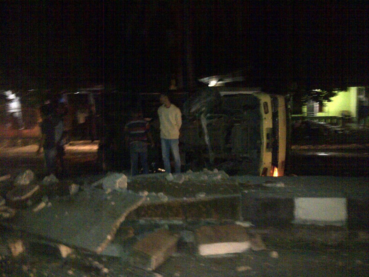 RadioElshinta's tweet photo. 04.06: Truk colt diesel terguling di Jalan Pantura, Brebes lokasinya sebelum Jembatan Gebang yang mengarah ke Cirebon. (P. Ridwan) https://t.co/sAB9ZHqezI
