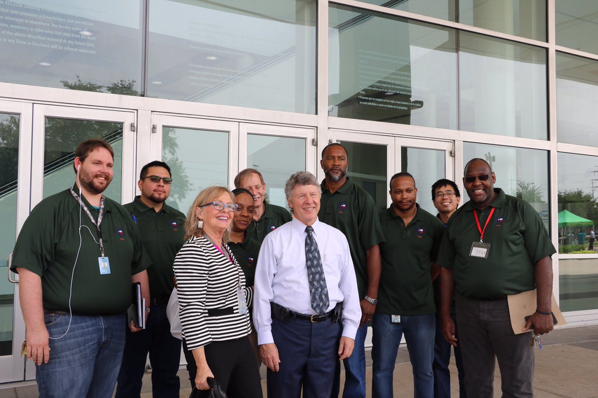 F_SanchezJr's tweet photo. TODAY: @EdEmmett thanks the Harris County Community Services  team that provides food, water and ice after disasters. Practicing the plan. https://t.co/HhZtlNZfs4