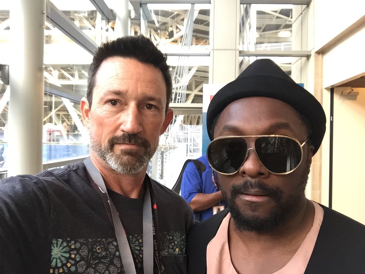 RichardOtey's tweet image. Yeah so this happened🤣🎉So much fun @VRConEvents during @Comic_Con #SDCC17 thx all💪🏼Get ready @mirareality @iamwill about to rock ur #AR 🌍💥💥💥