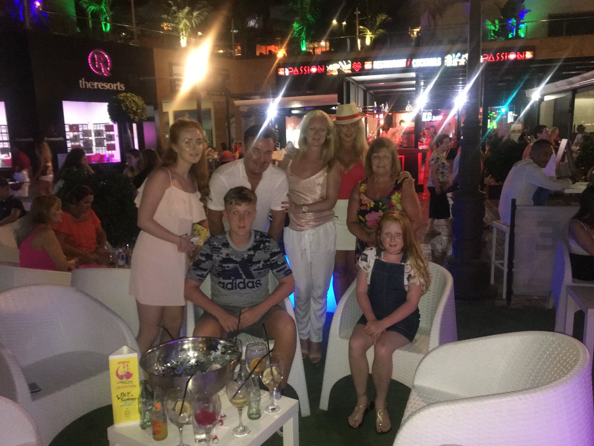 mhairimcmanus6's tweet photo. The most fabulous memories that will last forever #FamilyHoliday #murcia2017 #funnlaughter #cocktailsndancing ππΎβ€οΈ https://t.co/tZd6yjZs4p