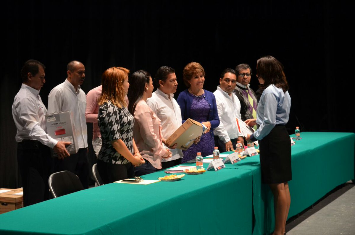 MerceCalvoE's tweet photo. Un privilegio haber sido elegida madrina de la generación 2014-2017 de la Preparatoria 1 de la UAGro. Felicidades a las y los egresados https://t.co/3U2YBtOxJJ