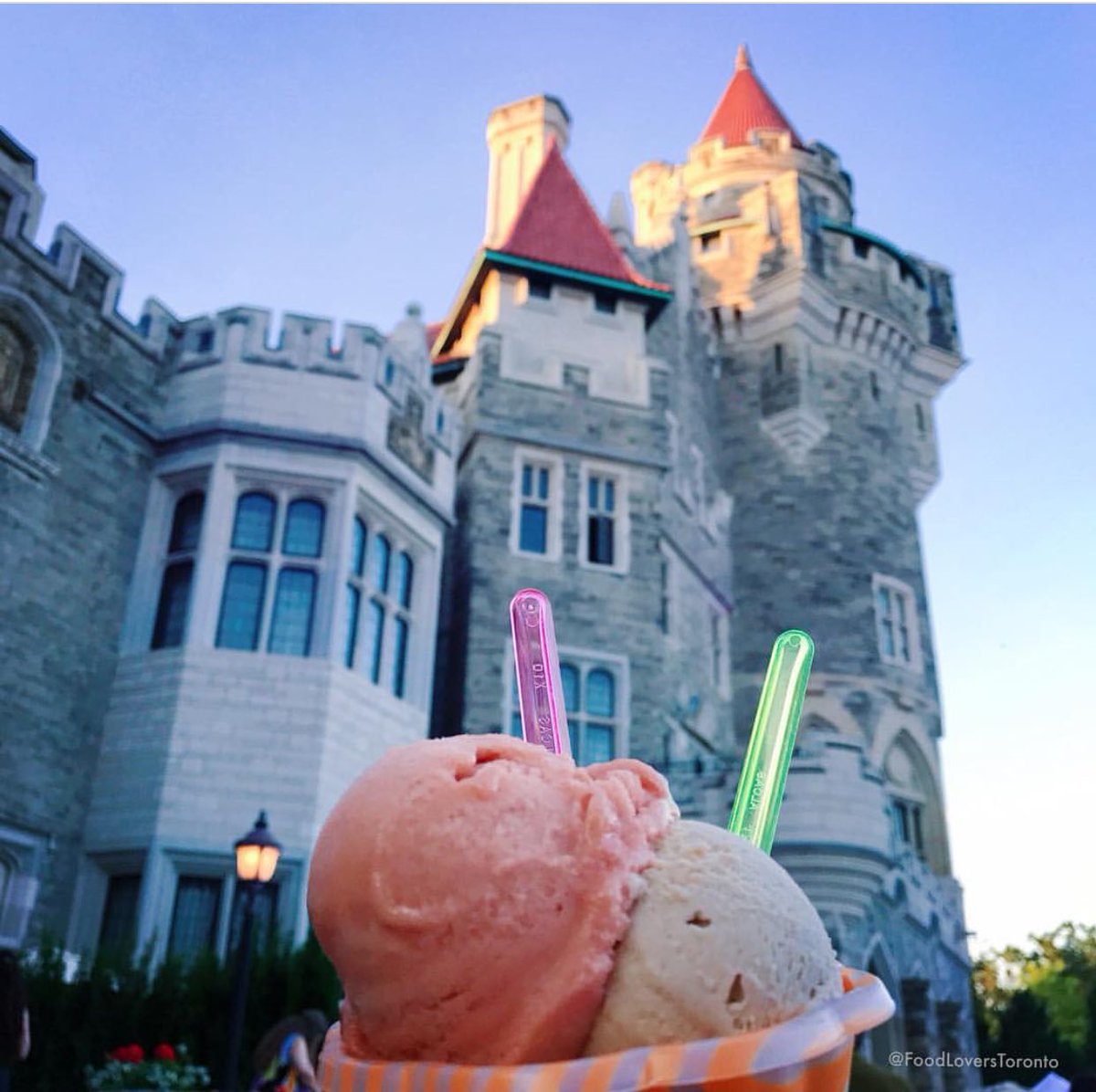 CasaLomaToronto's tweet photo. A perfect evening for some gelato at the #castle. We are #openlate for touring and #SymphonyintheGardens @LibertyGroup #casaloma https://t.co/Q7k40Pdaqi