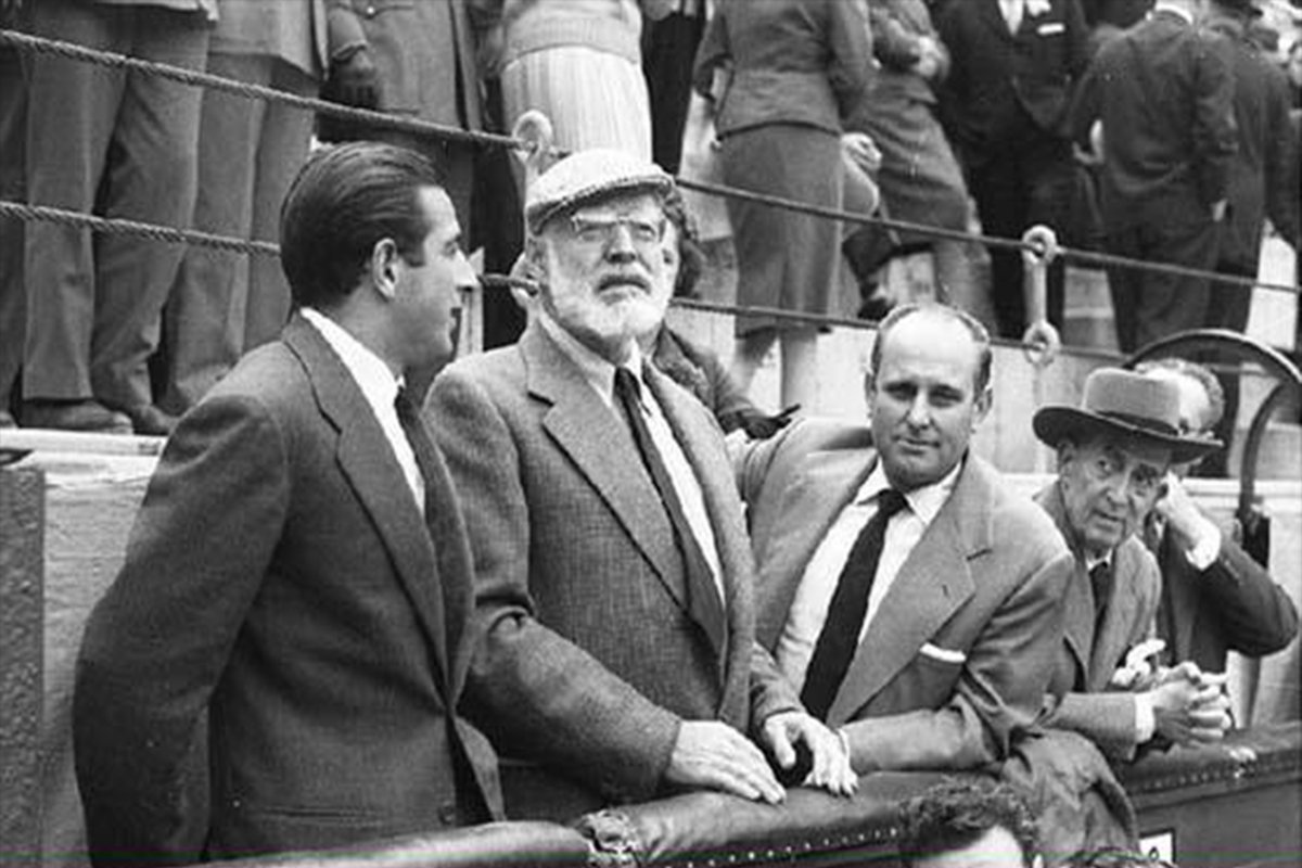 TorosUnicable's tweet photo. #ParaElRecuerdo El escritor y periodista estadounidense, Ernest Hemingway a lado de su entrañable amigo el matador español Antonio Ordóñez https://t.co/6TCKlXv1bl