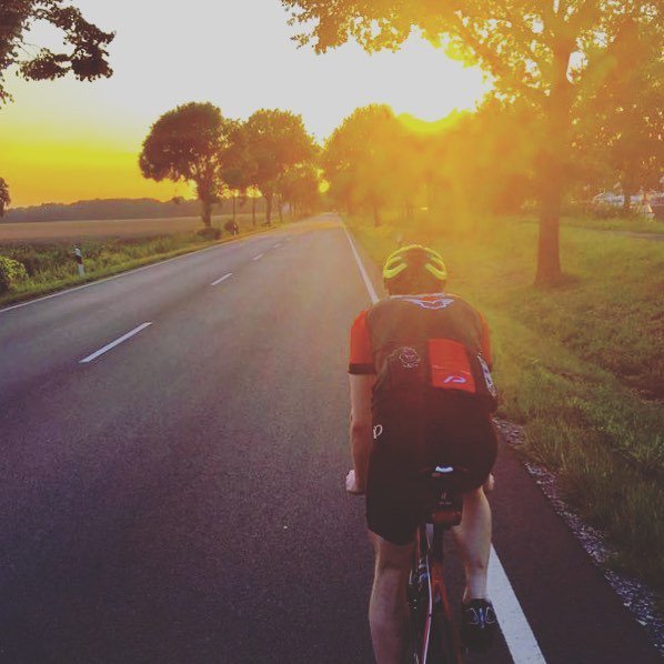 DropbarCycling's tweet photo. #ridingintothesunset #drpbr #dropbar #germany #roadcycling #lowersaxony https://t.co/lUEfA12DiC