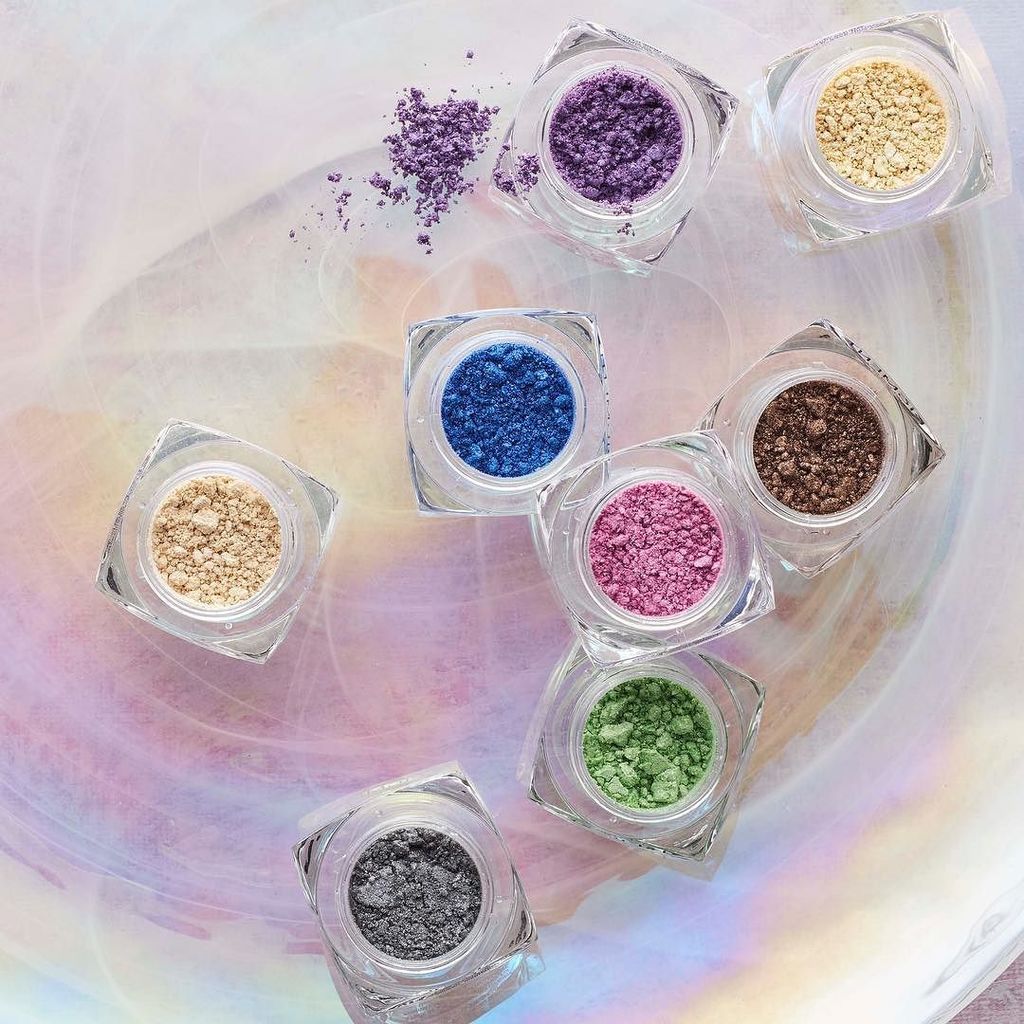 Younique_Corp's tweet photo. Unleash the power of the rainbow 🌈 with our Moodstruck Minerals Pigment Powders before they are gone forever! Get … https://t.co/Cww7WVDjLp https://t.co/FQe62TcGMQ