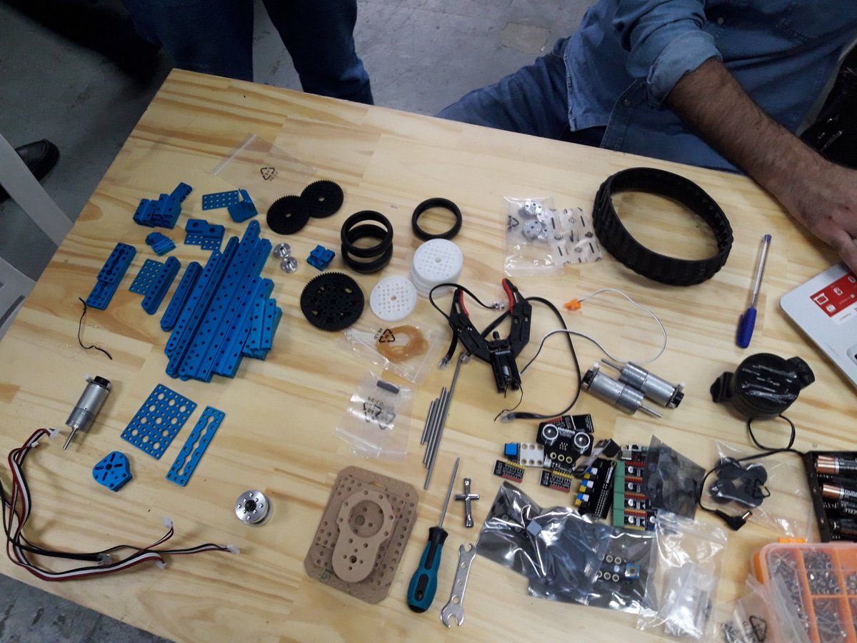 marisacon's tweet photo. #Edubots #aprendiendo con un "océano de fueguitos" #AprenderConColegasApasionados #InteresesComunes https://t.co/VEcaRGHGq3