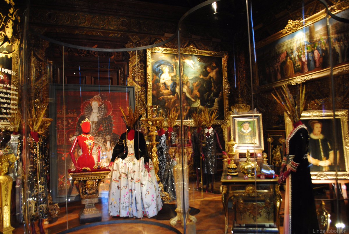 Fashionundstyle's tweet photo. RT @firstbluelucy: RT @LindaIbbotson: Spectacular! 'House Style' exhibition @ChatsworthHouse #Gucci #fashion #HamishBowles #ChatsworthHouseStyle #Dior #PatrickKinmonth https://t.co/LdtDK8dJnr