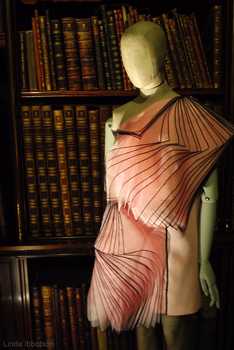 Fashionundstyle's tweet photo. RT @firstbluelucy: RT @LindaIbbotson: Spectacular! 'House Style' exhibition @ChatsworthHouse #Gucci #fashion #HamishBowles #ChatsworthHouseStyle #Dior #PatrickKinmonth https://t.co/LdtDK8dJnr